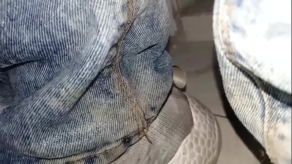 Pantalones orinados con pa&ntilde_al de tela y dos deliciosos orgasmos con pajita de noche lluviosa