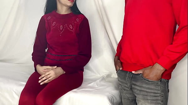 भारतीय लड़की ने नौकरी के लिए अपने बॉस को प्रभावित किया खूबसूरत पतली लड़की की तंग चूत को बड़े लंड ने चोदा