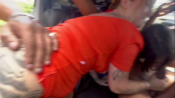 Play MP4 - Fiz uma Putaria gostosa com meus amigos e minhas amigas no meio do mato tudo no pelo sem camisinha