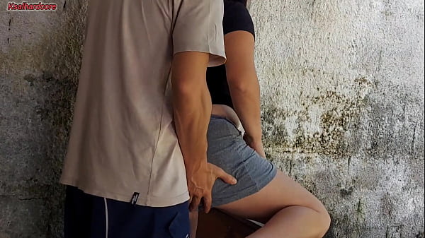 Play MP4 - minha esposa saiu e a empregada baixinha gostosa pegou meu pau e colocou dentro dela na &aacute;rea de casa