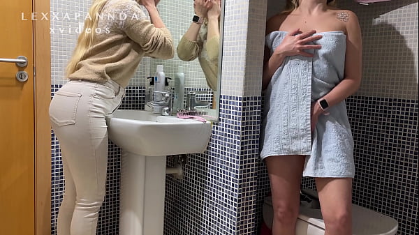 CUANDO TE ESTAS MASTURBANDO EN EL Baño_Y ENTRA_TU HERMANA A