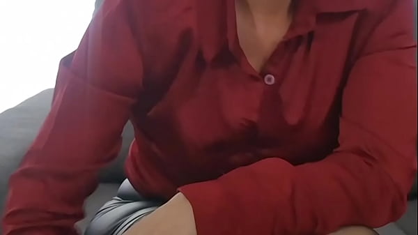 Nonton Extrait Milf Sofy En Cuir Et Satin Joue La Petite Salope thumbnail