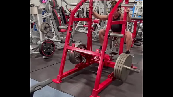 Them slooooowwwww squats tho happy friday lemme see your flex 