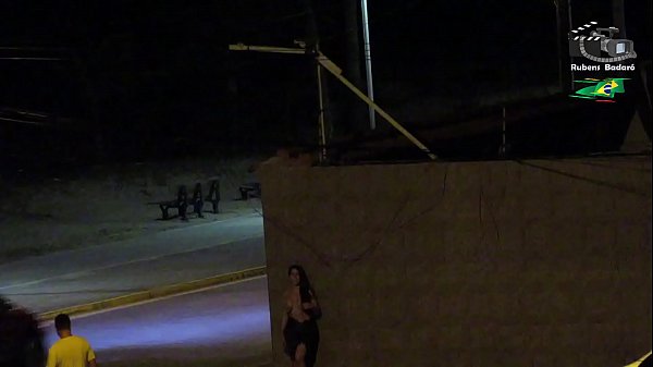 Casal &eacute; Flagrado Pela C&acirc;mera De Seguran&ccedil;a Da Praia. thumbnail