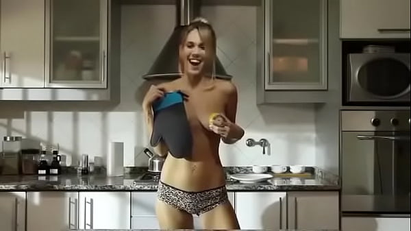Antonella Balague cocinando_desnuda_Receta_1 Salchichitas Envueltas