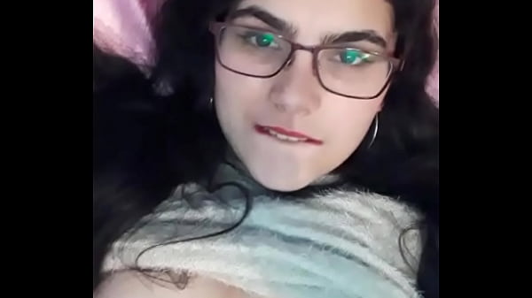 Play MP4 - Putinha ninfeta mostrando os seios