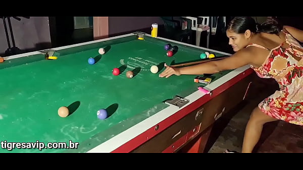 tigresa_vip faz programa no bar da dora com dois rapazes em cima da mesa de_sinuca