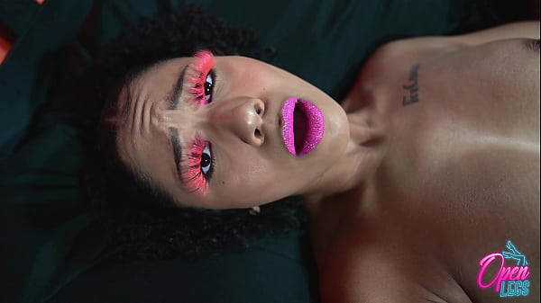 Play MP4 - TheLovelyLuna plays with her pretty pussy