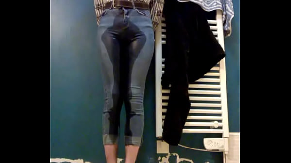 A young femboy , play with his pee :)