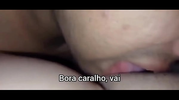 Corno Cuckold Limpando A Porra Do Macho Em Cima Da Buceta Da Esposa thumbnail