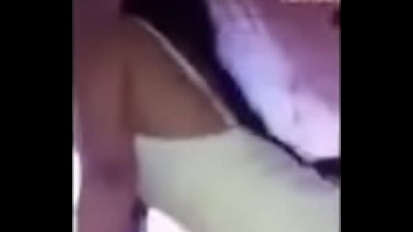 Gatinha de sainha chutou o celular que gravou o rabinho dela 