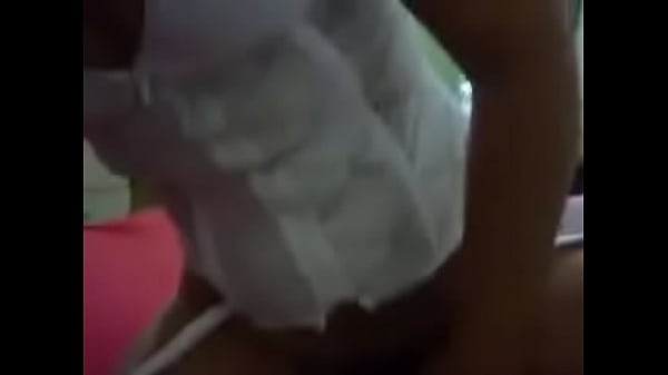 Morena cavalgando de corpete 