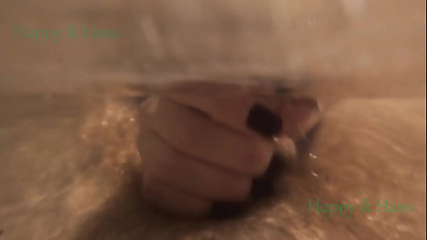 Play MP4 - Happy y Hans teniendo sexo en cuarto de ba&ntilde;o&period; En la ba&ntilde;era&period; Gopro debajo del agua&period; Muy espectacular&period; Part 1