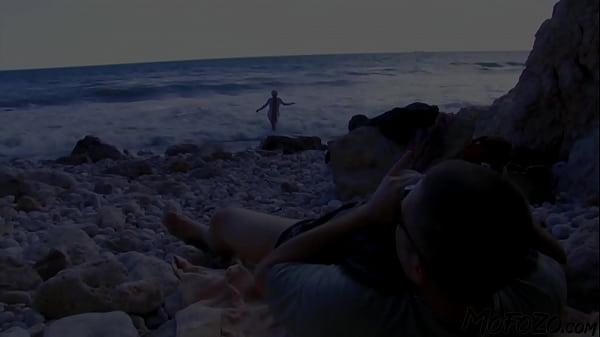 French amateur is getting fucked at the beach