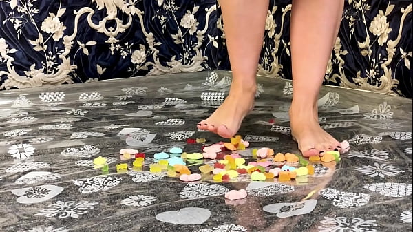 Giant woman destroys defenseless_sweet bears with her ass