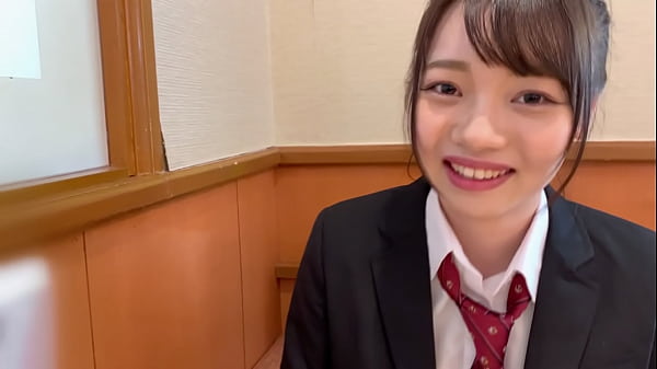 正常位で生挿入。気持ち良さのあまり飛び出ちゃう甘々ボイス！【注意：視聴後、ほぼ100％jkの彼女が欲しくなってしまいます】女子校生 美女フェラ 素人 中出し thumbnail