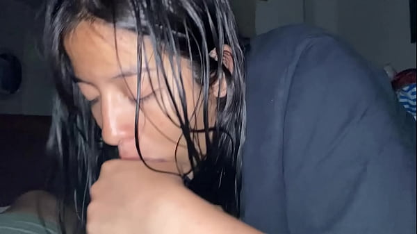 Play MP4 - Mi hermanastra me visita por la noche y me da unos ricos sentones