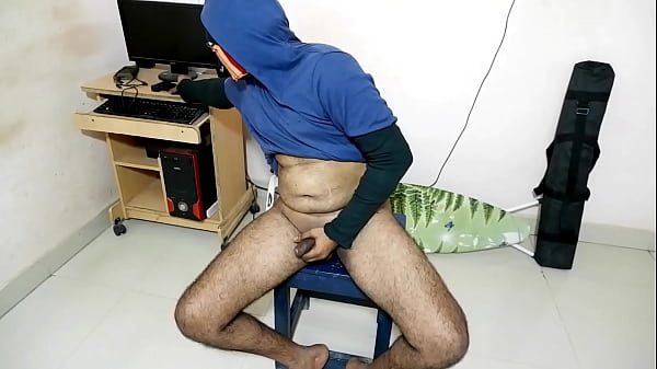 Play MP4 - I am alone and watching porn and make a cock hard