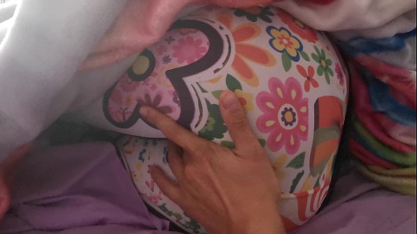 Play MP4 - Manoseando a mi roomie culona&comma; me la folle &lpar;parte 1&rpar;