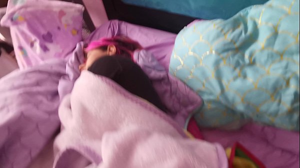 Manoseando a mi_roomie culona mela folle parte_1