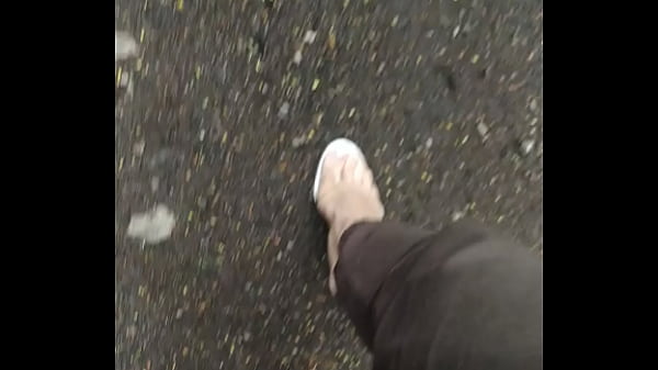 Andando de tamanco acr&iacute;lico em publico