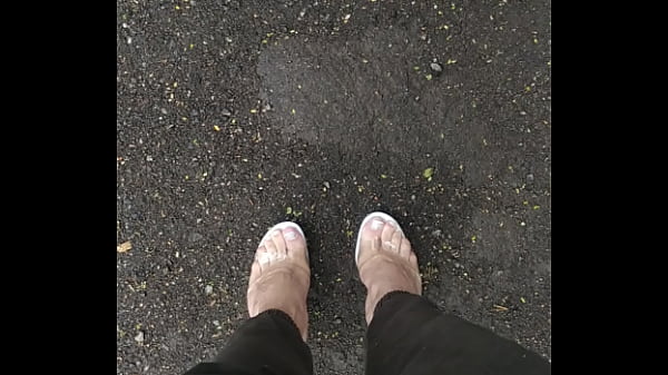 Nonton Andando De Tamanco Acr&iacute;lico Em Publico thumbnail