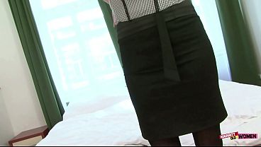 Nonton Mature In Kinky Lingerie Teases Her Ass Before Having It Fucked By Thick Black Dong thumbnail