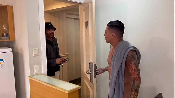 Play MP4 - Vizinho tarado bateu na porta errada e acaba ganhando leitinho &comma;V&iacute;deo completo no RED&hellip;