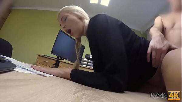 Play MP4 - LOAN4K&period; Agente inmobiliario deja que el trabajador del banco la penetre para un pr&eacute;stamo