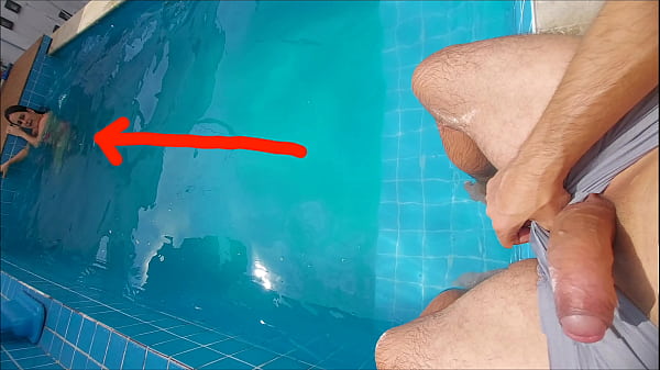 Estava com_minha meia irmãna piscina ela_ficou surpresa com meu pau duro_e ereto