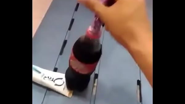 Garrafa gostosa e safada com Mentos metendo duro dotado