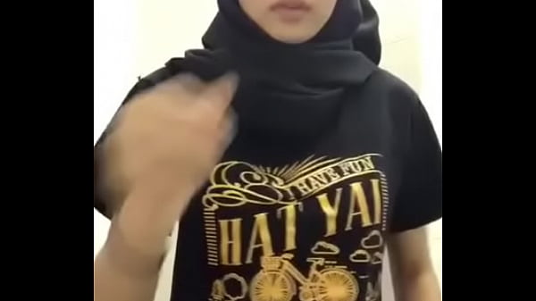 Nonton Beda Kelakuan Antara Di Luar Dan Di Rumah thumbnail