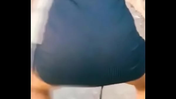 Novinha do insta dan&ccedil;ando de vestido