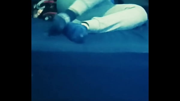 Play MP4 - Hetero curioso acepta jugar y se calienta