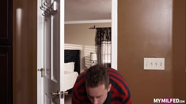 Play MP4 - September Reign Sneaky Milf Gets Banged