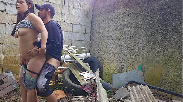 Play MP4 - Meia-Prima disse que era s&oacute; olhar&period;&period;&period; mas olha o que virou&excl;" Em Um Terreno Baldio