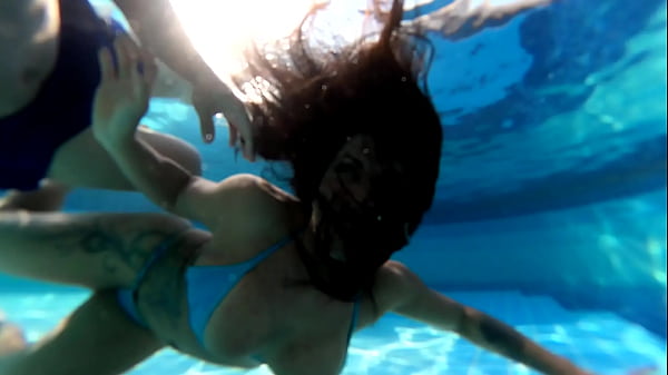 Play MP4 - A morena queria me pagar um boquete dentro da Piscina Mr Matusalem - Natzinha Morena