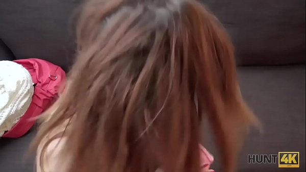 HUNT4K. Jenifer Red spreizt ihre Beine_und wird gegen_Geld verschraubt