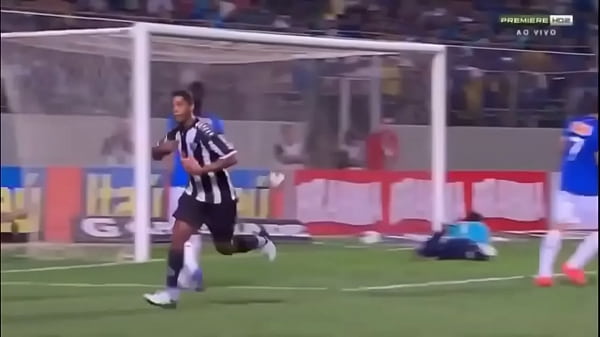 Gol do Ronaldinho Gaucho contra o cr&uuml_zeiro (para maiores de 21 anos)