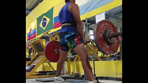 Hombre fuerte est&aacute_ caliente