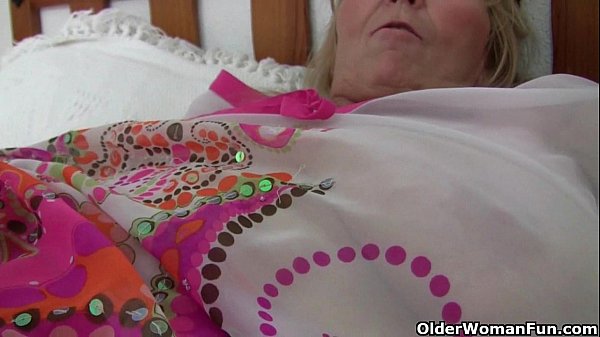 Play MP4 - Britain's most hottest grannies showing their pussy
