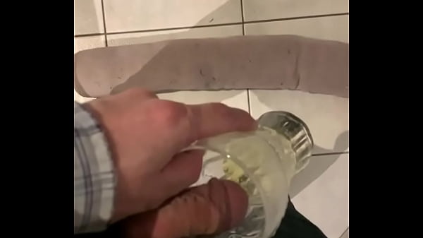 Play MP4 - Piss in a glass