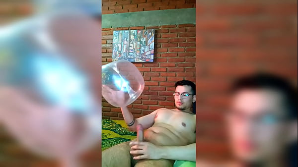Chacal Tatuado Usa Globo De Cond&oacute;n Para Masturbarse Y Hace Tutorial thumbnail