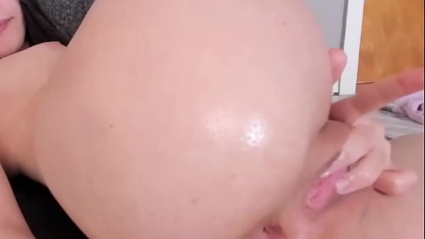 na cam_mostrando a buceta e fodendo o cuzinho enquanto_me masturbo