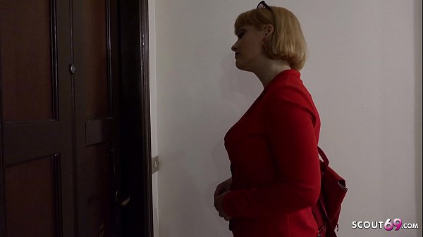 Mutti ueberrascht jungspund beim onanieren und zeigt ihm wie das richtig geht german mom