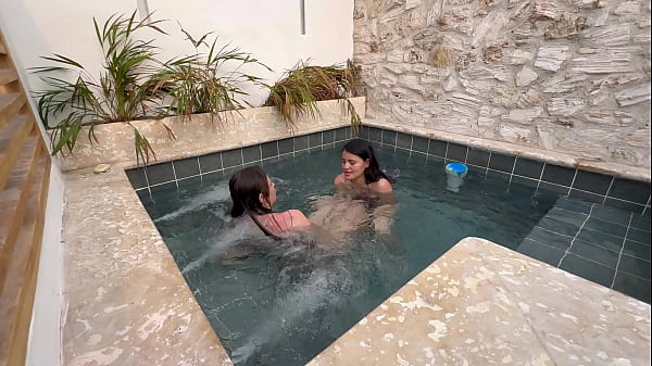 Play MP4 - Dos lesbianas calientes se masturban en una piscina p&uacute;blica&comma; con miedo a  que las descubran&period;