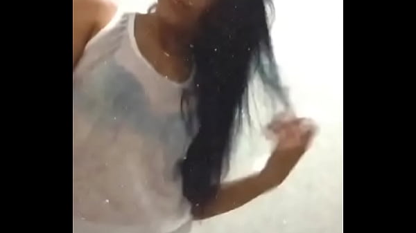 Novinha rebolando de shortinho(algu&eacute_m sabe o nome dela?)