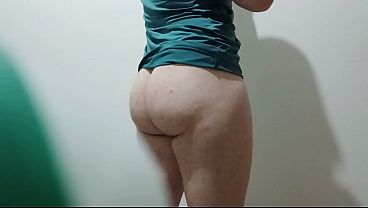 Femboy de camiseta verde mostrando a bunda sexy