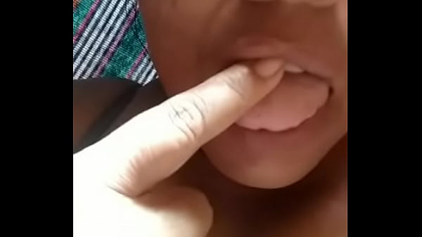 Minha tia lambendo o dedo