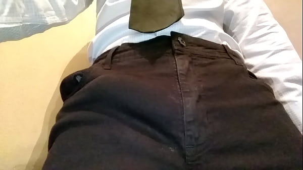 Pegando na rola na cal&ccedil;a 